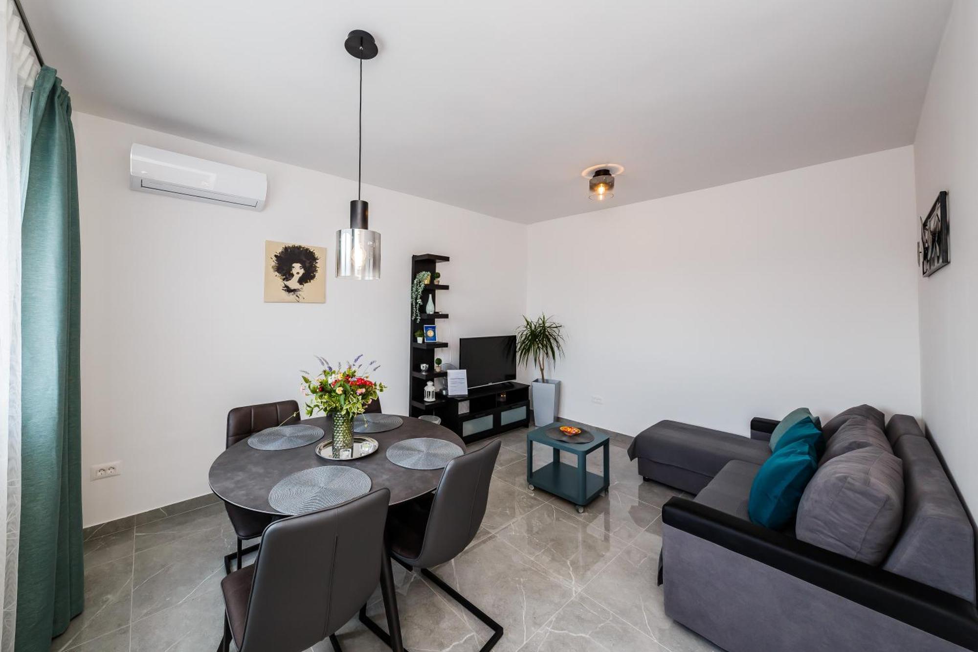 Apartmani Ujakovic คาชเตลา ภายนอก รูปภาพ