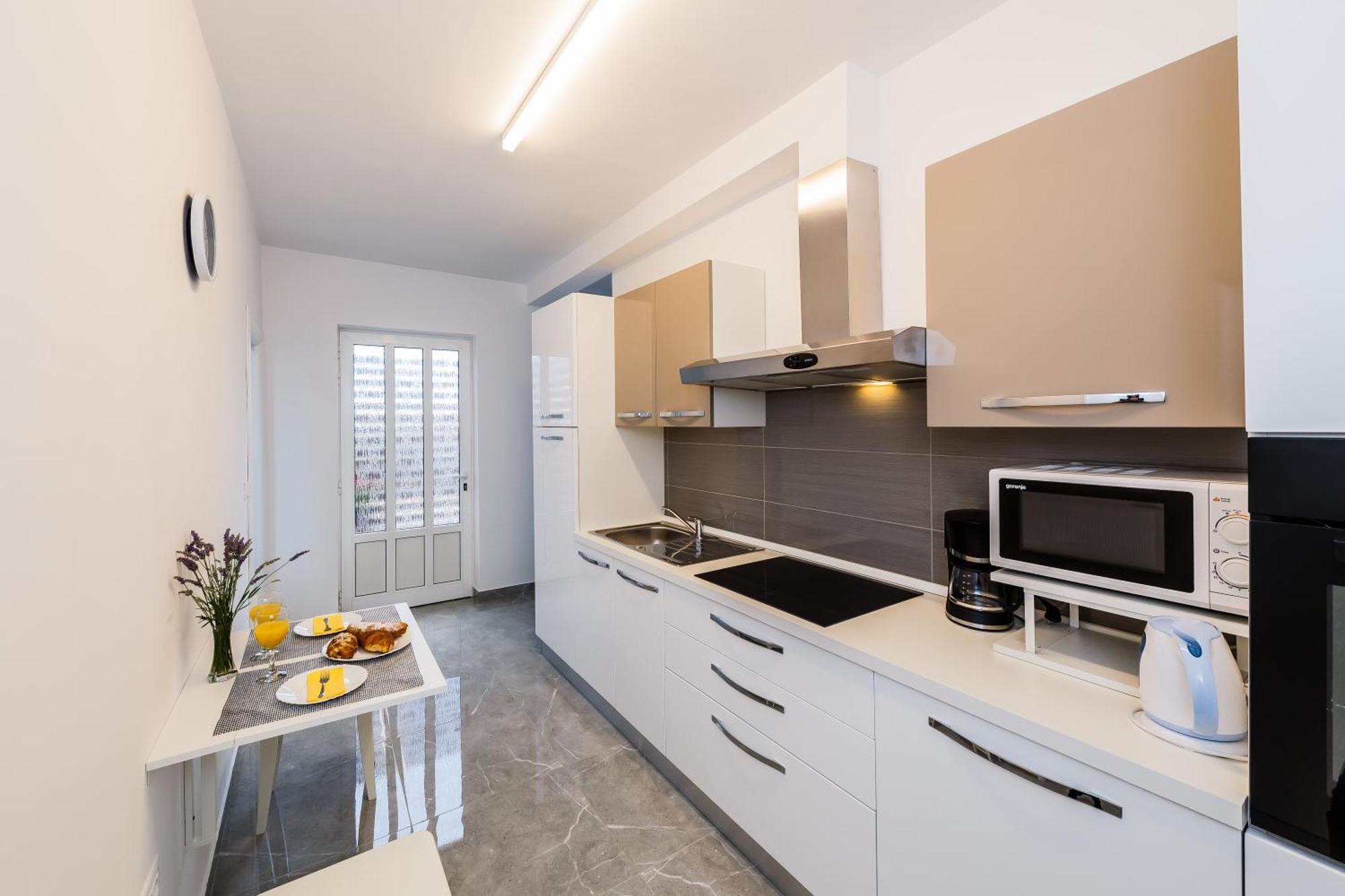 Apartmani Ujakovic คาชเตลา ภายนอก รูปภาพ