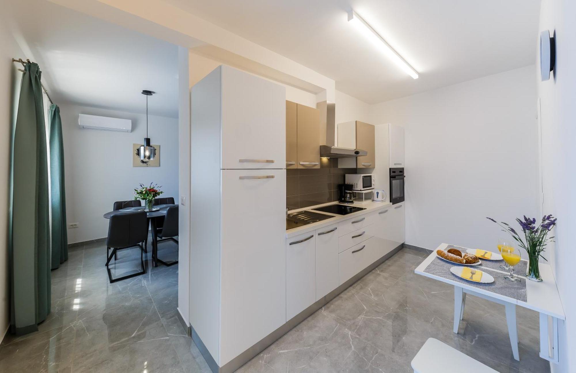 Apartmani Ujakovic คาชเตลา ภายนอก รูปภาพ