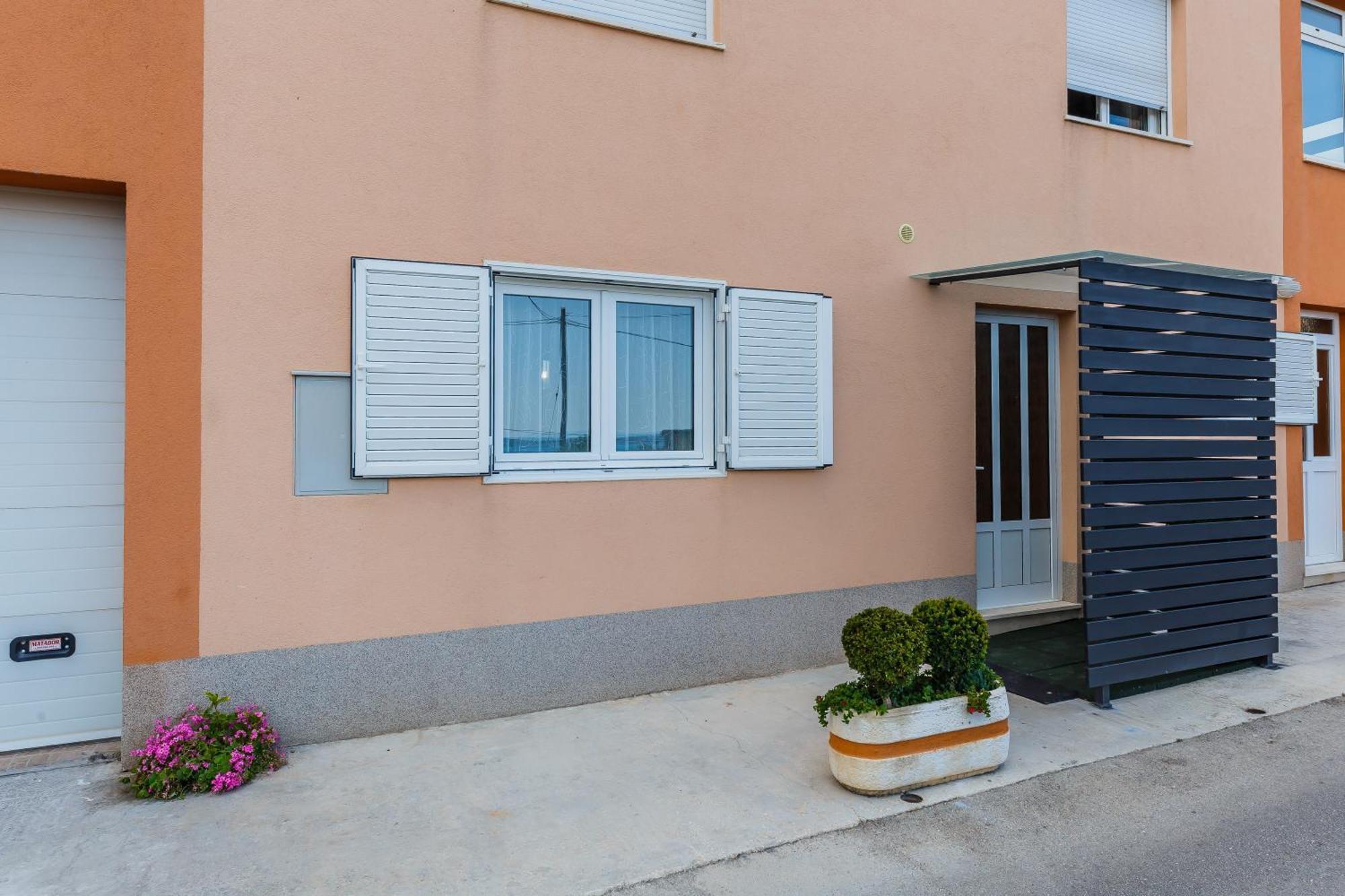 Apartmani Ujakovic คาชเตลา ภายนอก รูปภาพ