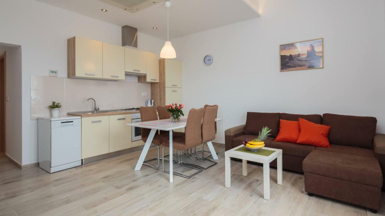 Apartmani Ujakovic คาชเตลา ภายนอก รูปภาพ