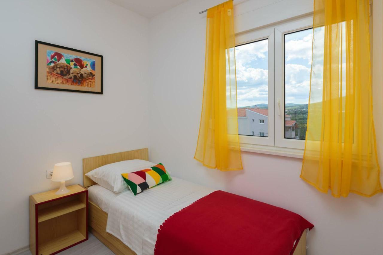 Apartmani Ujakovic คาชเตลา ภายนอก รูปภาพ