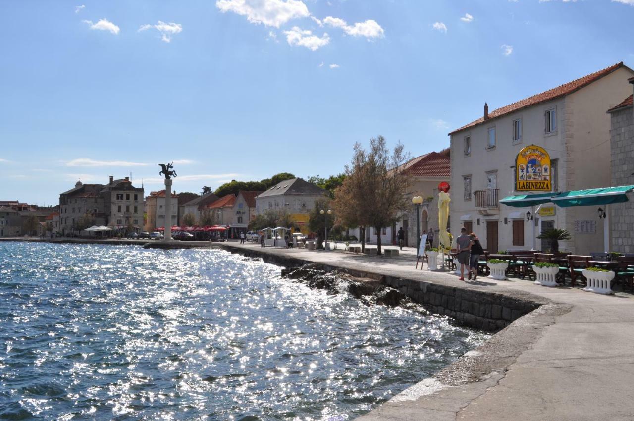 Apartmani Ujakovic คาชเตลา ภายนอก รูปภาพ