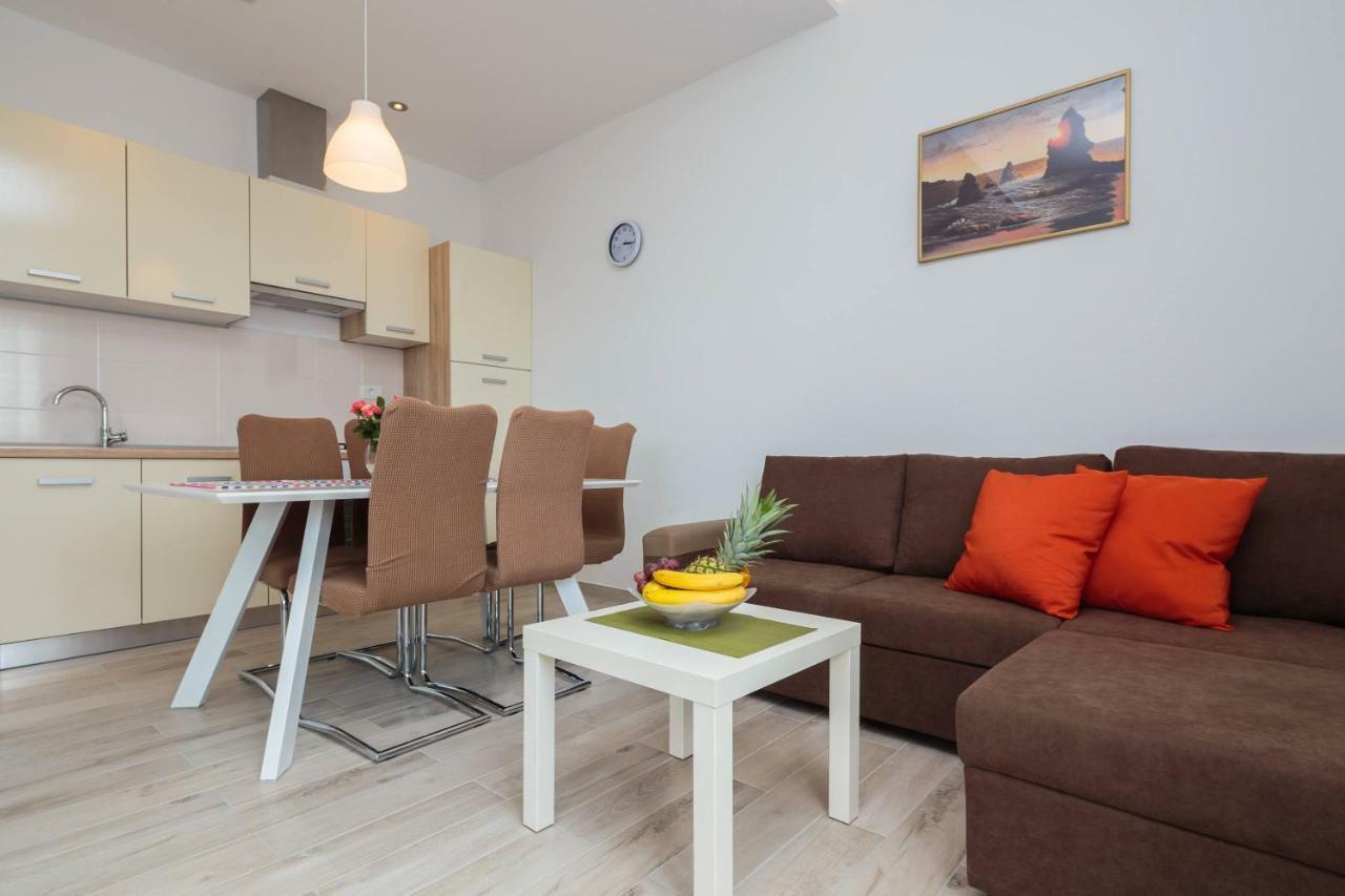 Apartmani Ujakovic คาชเตลา ภายนอก รูปภาพ