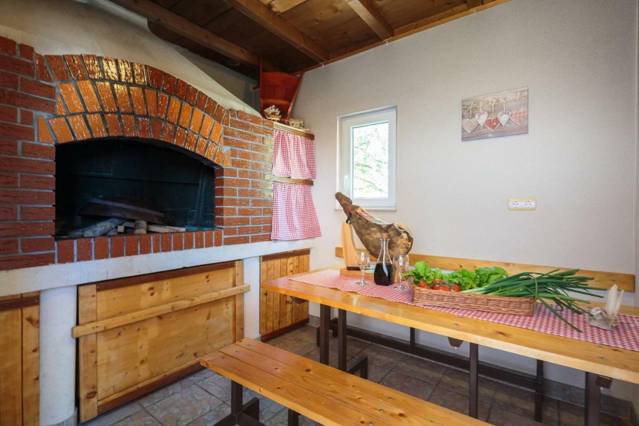 Apartmani Ujakovic คาชเตลา ภายนอก รูปภาพ